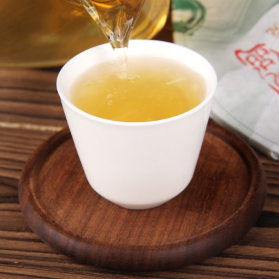 100克早春大叶普洱生茶普洱飞饼手撕饼古树茶2018年原料勐海薄饼