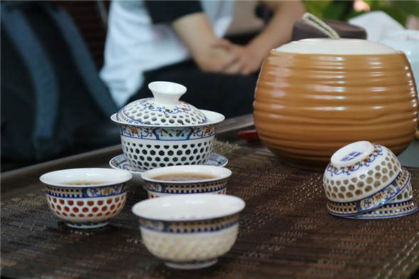 用盖碗喝茶的正确手法