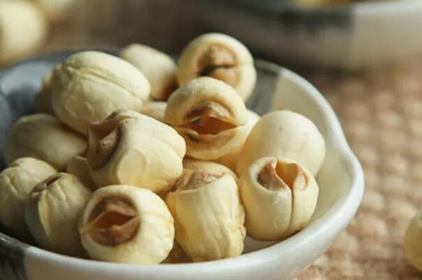 莲子心泡水喝的功效(1)